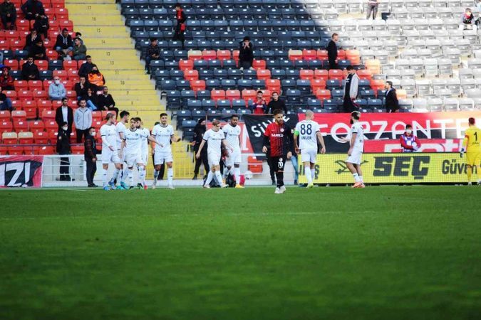 Foto Haber... Gaziantep FK 0-3 Adana Demirspor...Adana Demirspor 2. penaltısını kaçırdı...Adana Demirspor 3-0 Öne Geçti...Maç Sonucu: Gaziantep FK 0-3 Adana Demirspor